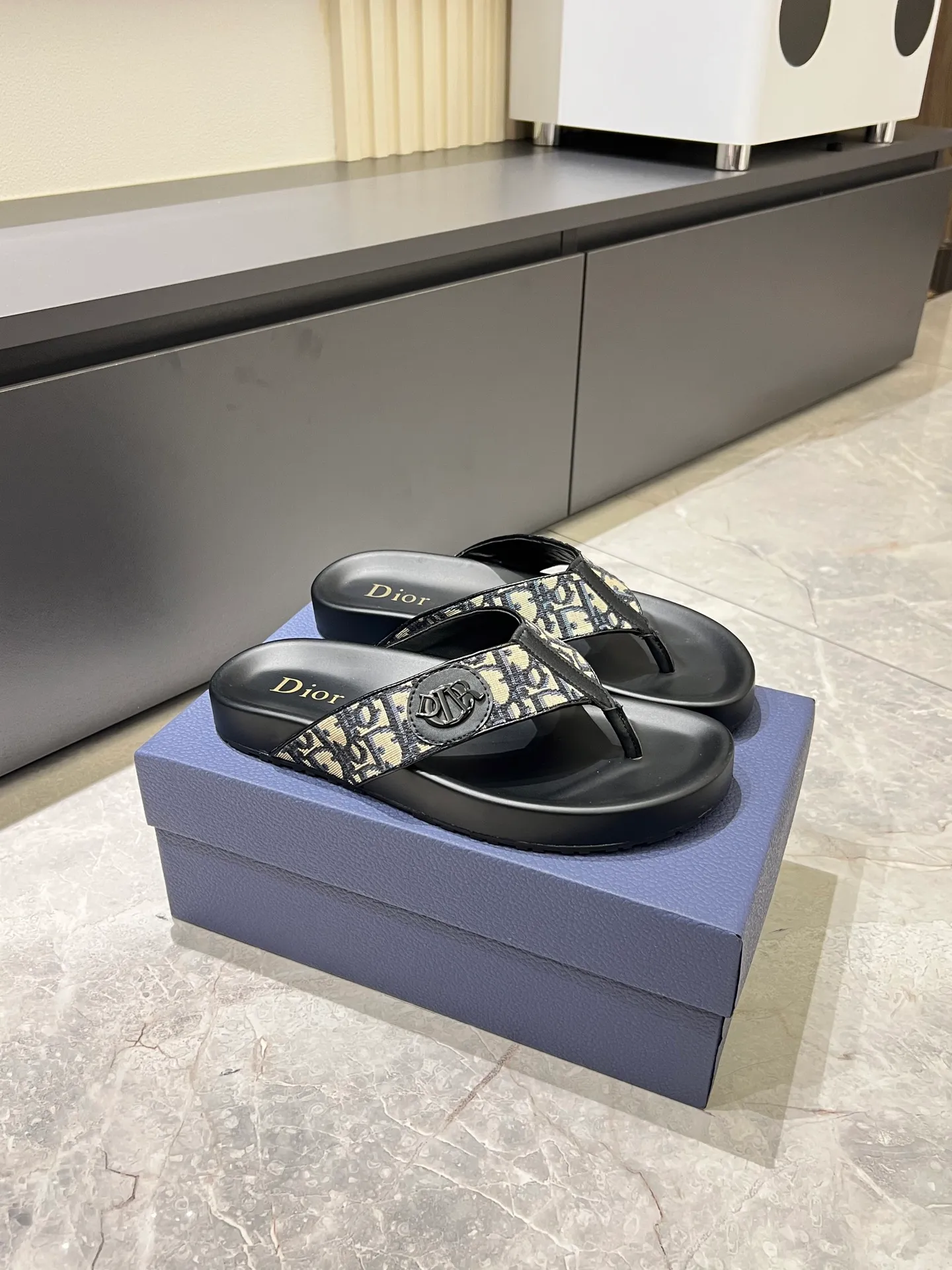Men's men's shoes 💰p300 Size 38-45 Dior Dior's latest H-Town series Oblique thick sole slippers sandals Original purchase development and production This Dior H-Town sandals pay tribute to the classic logo of sports style and highlight Dior's high-end spirit. Crafted from black rubber with a beige and black Oblique printed upper, it's accentuated with tonal calfskin details. The rubber sole incorporates a variety of elements and is embellished with the Dior logo for a refined, futuristic look. Can be worn with shorts or jeans. Comes with exquisite packaging at the counter 🛍📦 ▪️ Fabric: Original customized imported Oblique embroidery ▪️ Lining: Imported soft sheepskin ▪️ Sole: Original molded ultra-light foam material ▪️ Bottom thickness: 4CM